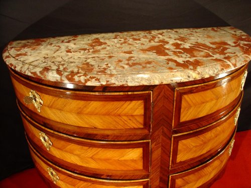 XVIIIe siècle - Commode demi lune début XVIIIe d'époque Régence