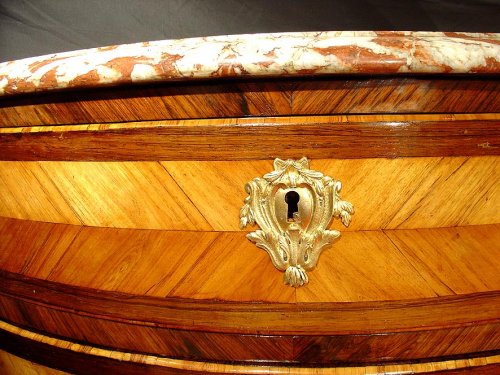 Antiquités - French early 18th half round Commode