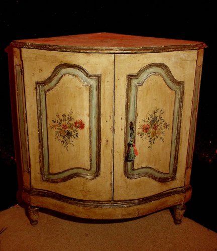 Antiquités - 18th century painted corner cabinet from Italy