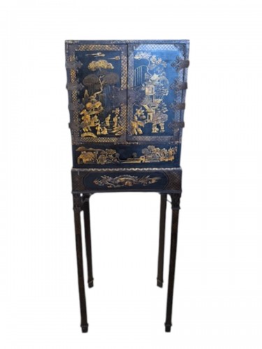 Cabinet en laque de chine, travail anglais fin XIXe