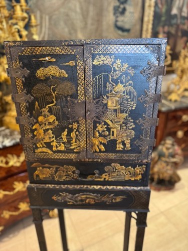 XIXe siècle - Cabinet en laque de chine, travail anglais fin XIXe