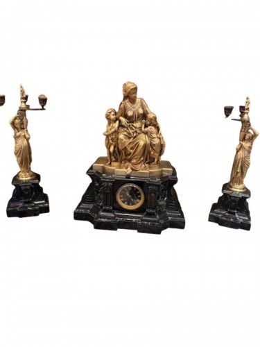 Garniture de cheminée d’Albert-Ernest Carrier-Belleuse (1824-1887) et les candélabre Ferrat