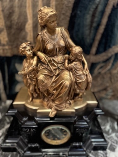 Garniture de cheminée d’Albert-Ernest Carrier-Belleuse (1824-1887) et les candélabre Ferrat - Antiquités Paul Azzopardi