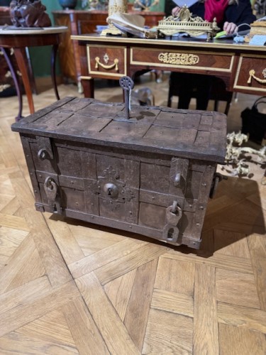 Antiquités - Coffre de Nuremberg 17e siècle