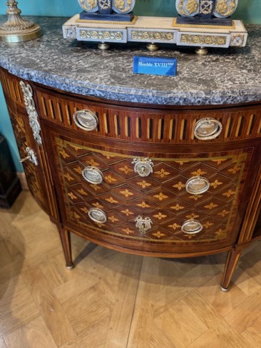 Commode demi-lune d'époque Louis XVI - Antiquités Paul Azzopardi