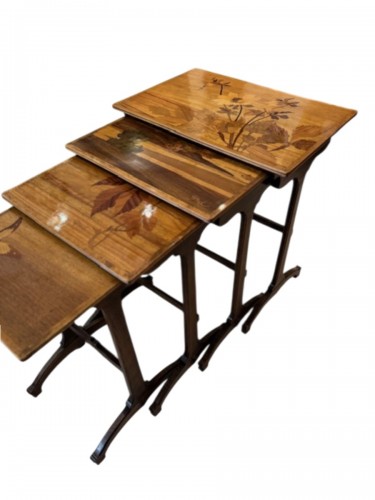 Table gigogne signée Gallé