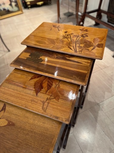 Table gigogne signée Gallé - Mobilier Style 