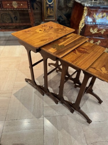 Mobilier Table & Guéridon - Table gigogne signée Gallé