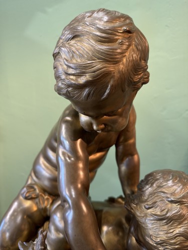Enfants essayant d'attraper un coq, Bronze fin XIXe début XXe  - Sculpture Style 