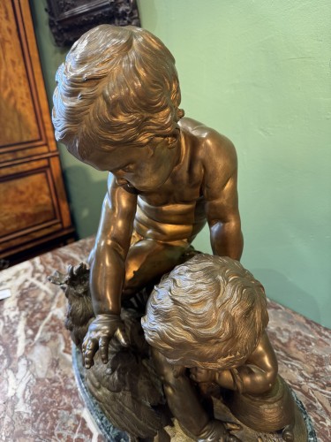 Antiquités - Enfants essayant d'attraper un coq, Bronze fin XIXe début XXe 