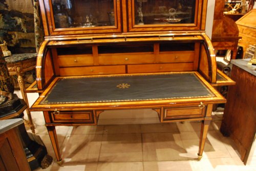 Louis XVI - A Louis XVI bureau &quot;a cylindre&quot; stamped etienne avril