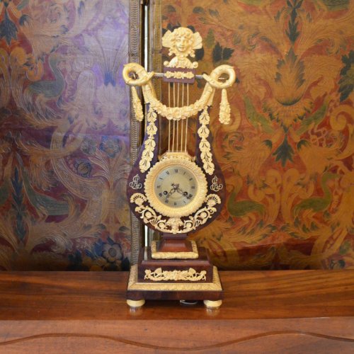 Pendule de forme lyre