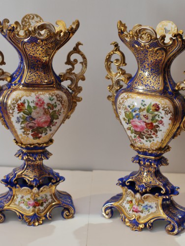 Antiquités - Paire de vases en porcelaine de Paris