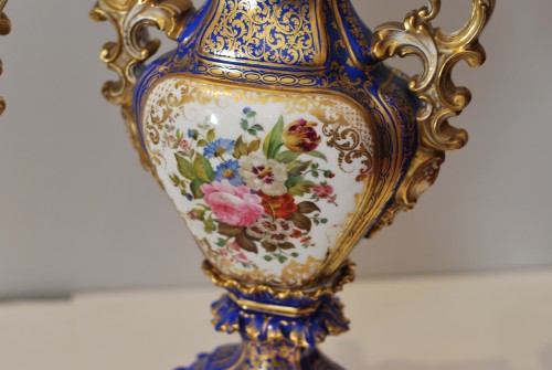 Antiquités - Paire de vases en porcelaine de Paris