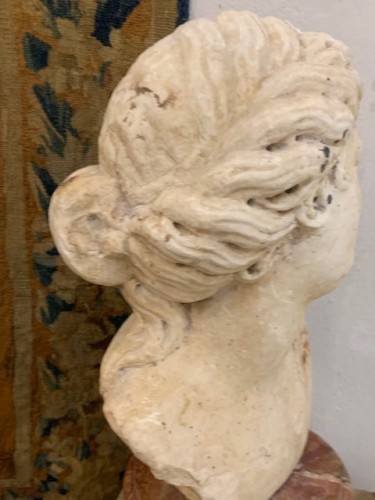 17th century - Bust of a woman in Carrara marble 17th century