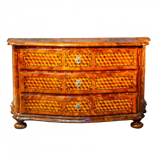 18th century Commode curved on three sides and inlaided