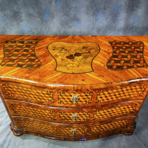 18th century Commode curved on three sides and inlaided - Furniture Style Louis XVI