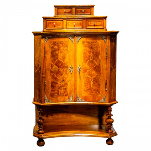 Crédence cabinet galbé marqueté, Vallée du Rhin XVIIIe siècle