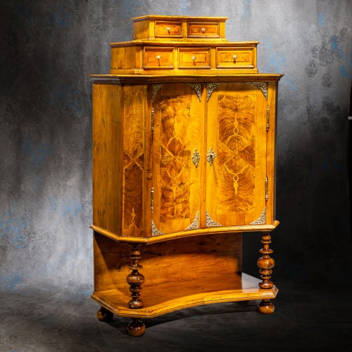 Crédence cabinet galbé marqueté, Vallée du Rhin XVIIIe siècle - Mobilier Style Régence