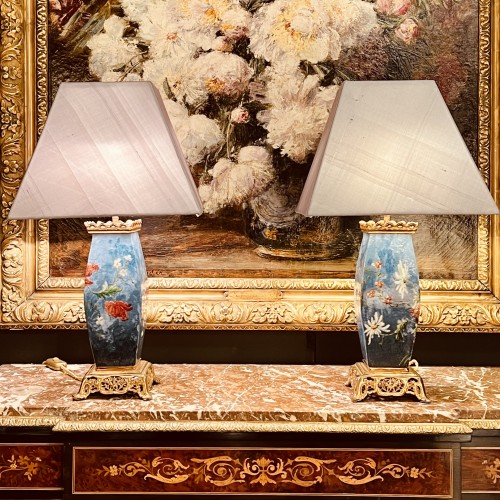 Paire de lampes en céramique à décor floral émaillé, époque Second Empire - Antiquités Bertrand Klein