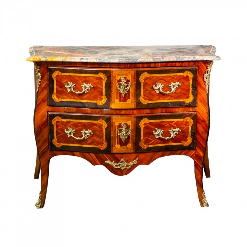 Commode galbée marquetée du XVIIIe siècle