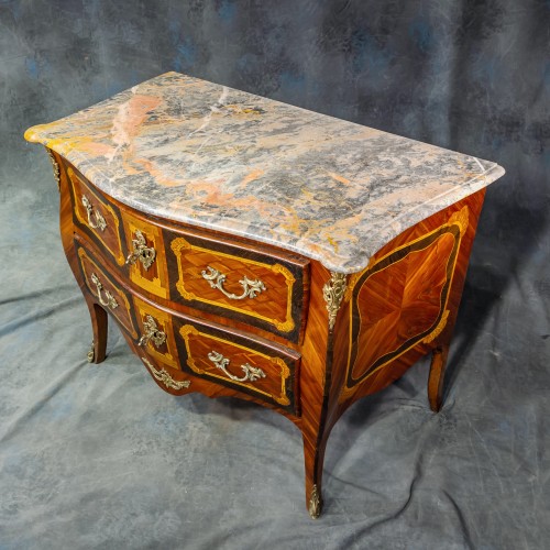 Commode galbée marquetée du XVIIIe siècle - Mobilier Style Louis XV