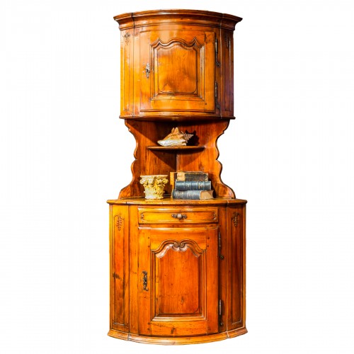 Curved corner in walnut, Alsace 18th century