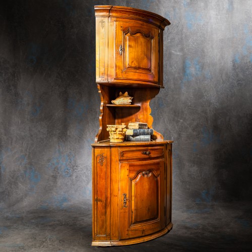 Encoignure galbée en noyer,  Alsace XVIIIe siècle - Mobilier Style Louis XV