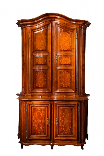 18th century Curved sideboard in Walnut