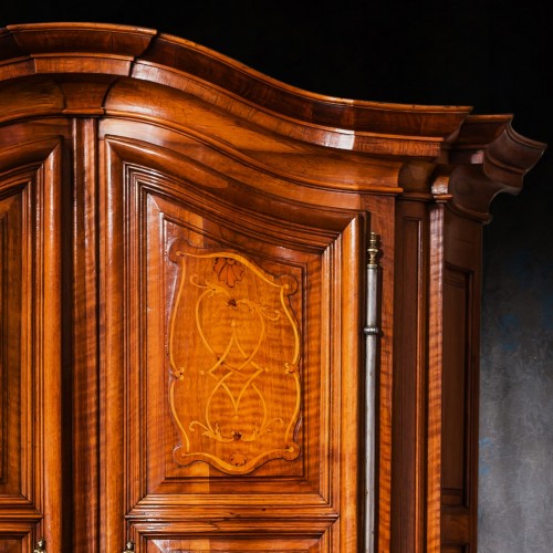 Furniture  - 18th century Curved sideboard in Walnut