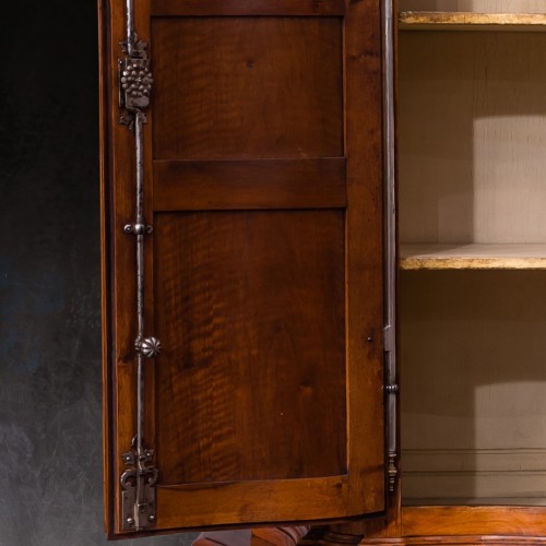 18th century Curved sideboard in Walnut - Louis XV