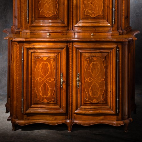 Louis XV - 18th century Curved sideboard in Walnut