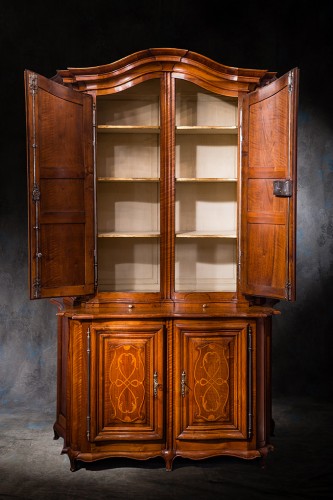 Antiquités - 18th century Curved sideboard in Walnut