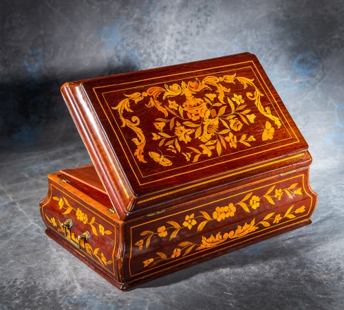 Objets de Vitrine Coffret & Nécessaire - Coffret de courtoisie du 18e siècle en marqueterie de fleurs, oiseaux et papillon