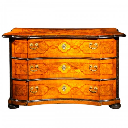 Commode arbalète marquetée de noyer filets prunier 18e siècle