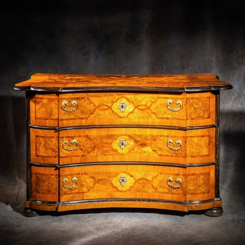 Commode arbalète marquetée de noyer filets prunier 18e siècle - Mobilier Style Louis XIV