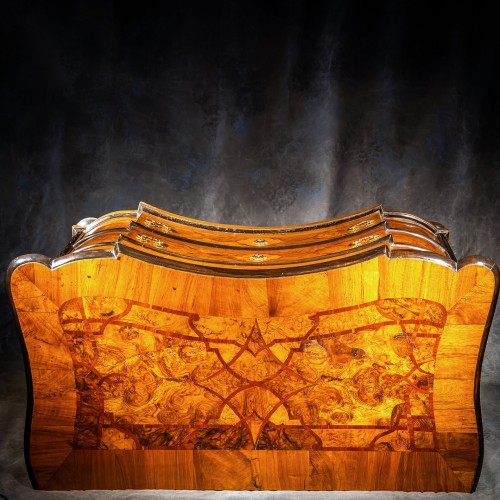 Commode arbalète marquetée de noyer filets prunier 18e siècle - Antiquités Bertrand Klein