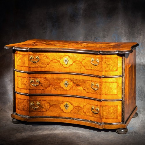 Louis XIV - Commode arbalète marquetée de noyer filets prunier 18e siècle