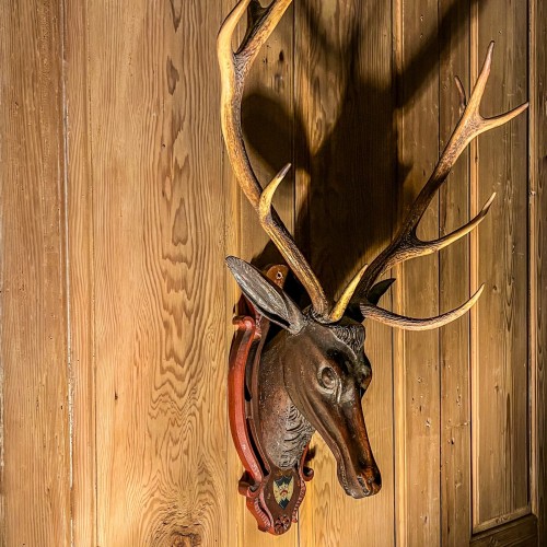 XVIIIe siècle - Tête de  de cerf en bois sculpté -  Alpes Suisse XVIIIe siècle