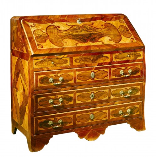 Secretaire galbé du 18e siècle marqueté en noyer et prunier