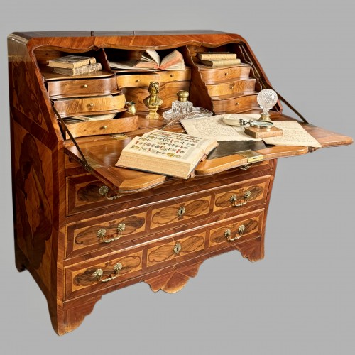 Mobilier Bureau et Secrétaire - Secretaire galbé du 18e siècle marqueté en noyer et prunier