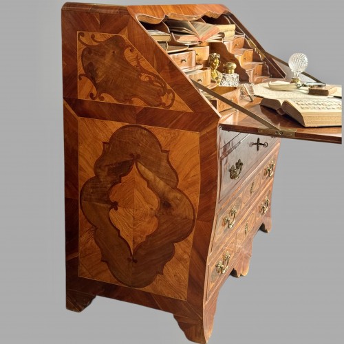 Secretaire galbé du 18e siècle marqueté en noyer et prunier - Antiquités Bertrand Klein