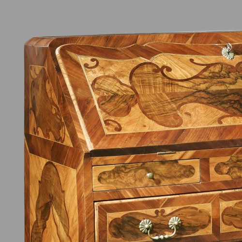 XVIIIe siècle - Secretaire galbé du 18e siècle marqueté en noyer et prunier