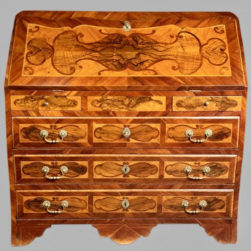 Secretaire galbé du 18e siècle marqueté en noyer et prunier - Régence