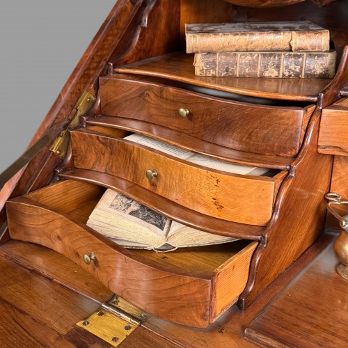 Régence - Secretaire galbé du 18e siècle marqueté en noyer et prunier