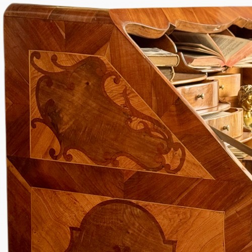 Antiquités - Secretaire galbé du 18e siècle marqueté en noyer et prunier