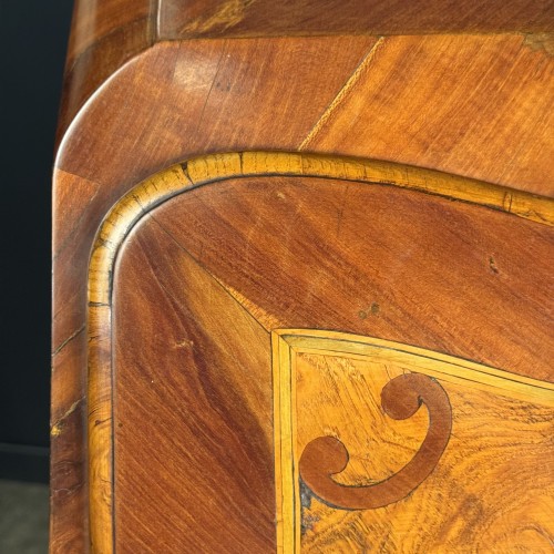 Antiquités - Secretaire galbé du 18e siècle marqueté en noyer et prunier