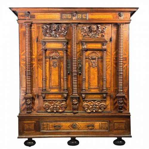 Armoire de la renaissance alsacienne datée 1676