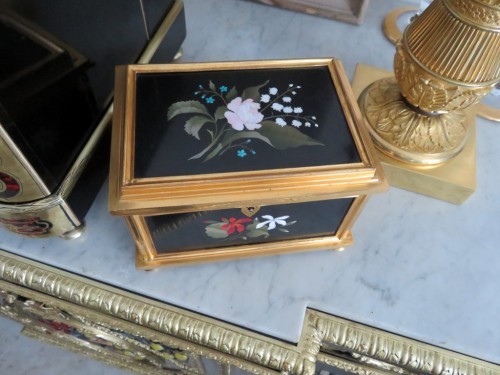 Objets de Vitrine Coffret & Nécessaire - Boite à bijoux bronze et marqueterie de pierre dure 19e