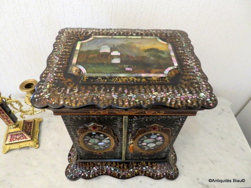 Objet de décoration  - Cabinet Napoléon III avec incrustation de burgau décor peint papier mâché